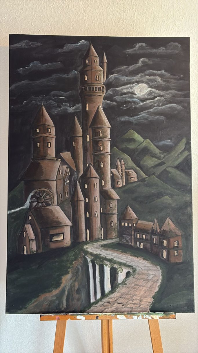 Dunkles Schloss mit Türmen, beleuchtet vom Mond, umgeben von Bergen und einer Straße.