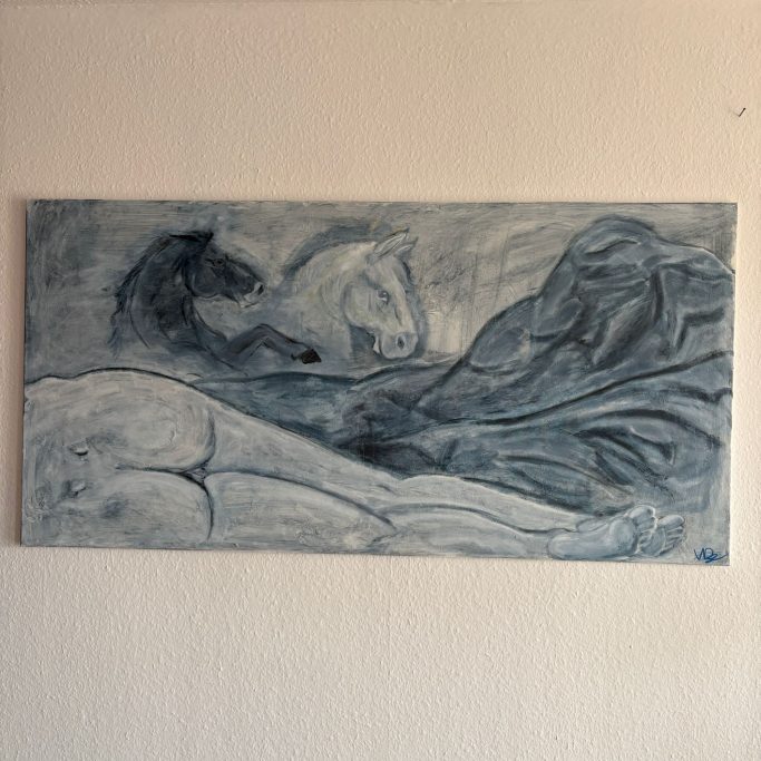 Zwei stilisierte Figuren in Blau- und Grautönen liegen entspannt nebeneinander.