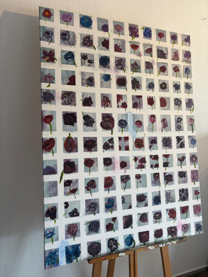 Bunte, quadratische Farbfelder auf einer Leinwand, angeordnet in einem Muster.