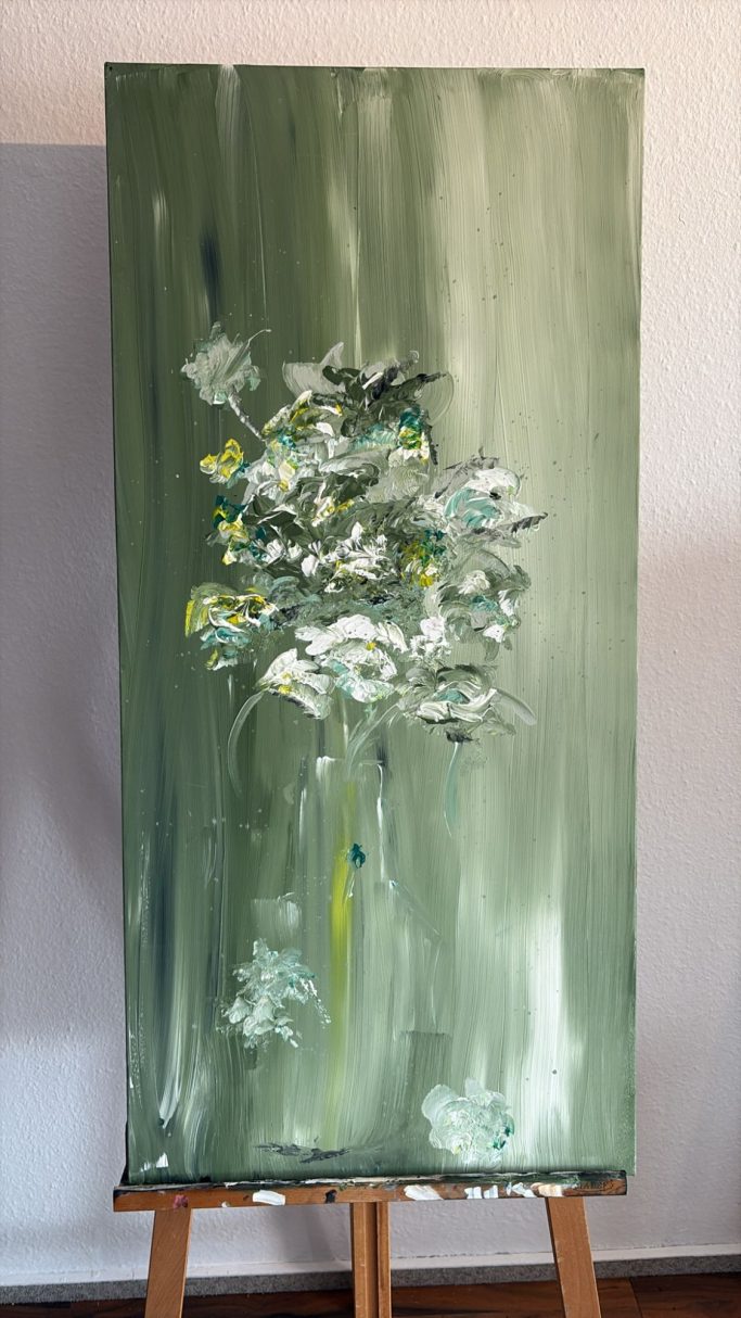 Einblühendes Bouquet in sanften Grüntönen mit vereinzelten gelben Akzenten.