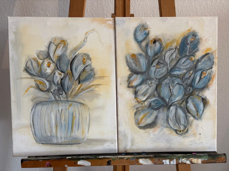 Zwei Leinwände mit einem abstrakten Bouquet in Blau- und Grautönen.