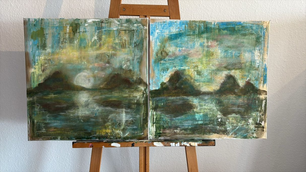 Abstrakte Landschaftsgemälde mit Bergen und Wasser, in sanften Blau- und Grüntönen.