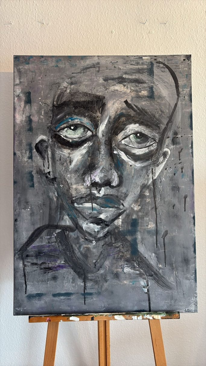 Porträt eines emotionalen Gesichts mit blauen Augen auf grauem Hintergrund.