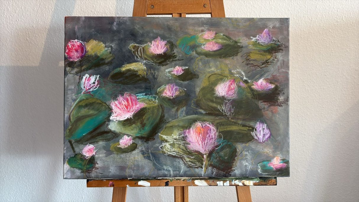 Schwimmende Seerosen in sanften rosa und grünen Tönen auf dunklem Hintergrund.